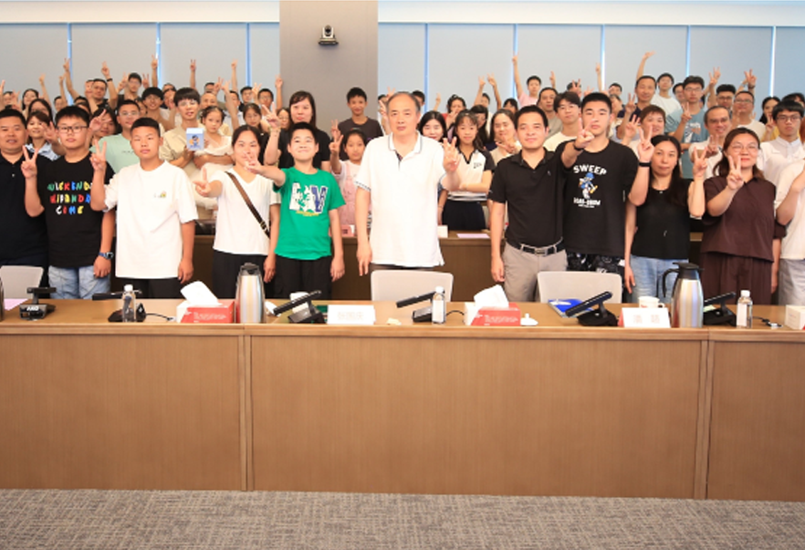 竞技宝体育家庭开放日 —— 一场充满欢笑与感动的“探秘”之旅！